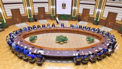 الرئيس يؤكد اهتمام الدولة بتحفيز الاستثمار وتحقيق التنمية المستدامة (فيديو)