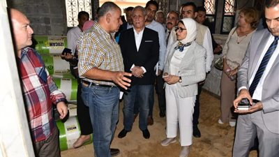 وزيرة الصحة تتابع عملية التسجيل وفتح ملفات طب الأسرة للمواطنين بوحدة نجع بدران بالأقصر (صور)