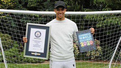 نجم ليفربول يدخل موسوعة جينيس برقم مميز