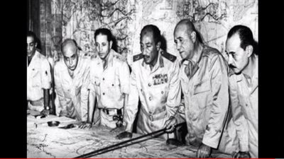 شاهد.. مبارك يعرض صور نادرة مع السادات في حرب أكتوبر 73