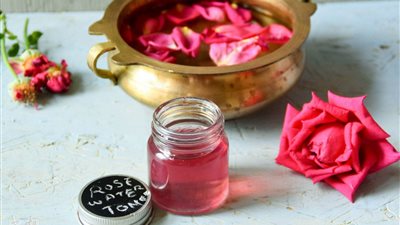 وصفات ماء الورد الطبيعية للعناية الكاملة بالشعر.. جربيها