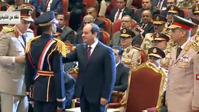 السيسي يمنح أوائل الدفعة الأولى بكلية طب القوات المسلحة نوط الامتياز