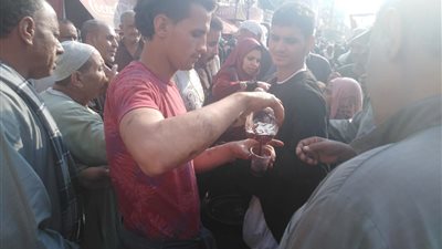 شاب يوزع عصير 