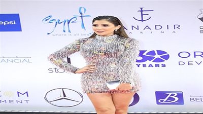 10 فساتين مثيرة للفنانة مي عمر.. أخرهم الفستان الإغريقي مفتوح الصدر