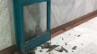 أهالي مصاب يعتدون على أطباء مستشفى الغردقة العام ويتسببون في إتلاف بعض الممتلكات (صور) 