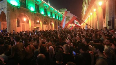 لبنان ينتفض.. هاشتاج جديد يتصدر تويتر احتجاجا على ضرائب 