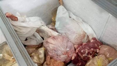 إعدام كمية من الأغذية والزيوت منتهية الصلاحية في البحر الأحمر (صور) 