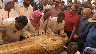 شاهد.. لحظة فتح أول تابوت من خبيئة العساسيف عمره 3000 سنة