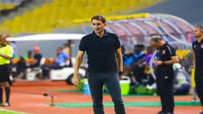 رينيه فايلر يطمئن على مدافع الأهلي