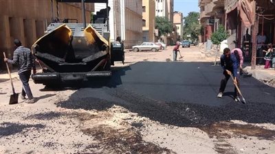 محافظ سوهاج: رصف 9.5 كليو متر طرق بتكلفة 10 مليون جنيهًا بمراكز المنشاة وأخميم وطهطا 