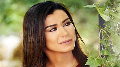 نادين الراسي تصرخ خلال مشاركتها في تظاهرات لبنان: 