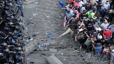 كويتيون يغادرون لبنان بسبب الاحتجاجات المناهضة للحكومة 