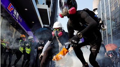 شرطة هونج كونج تطلق الغاز المسيل للدموع على المتظاهرين