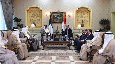 رئيس الوزراء يستقبل نظيره الكويتي بمطار القاهرة