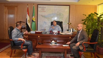 محافظ الفيوم: وضع حلول جذرية لحل جميع مشاكل أهالى 