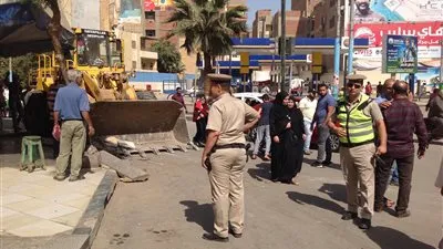 إزالة 15 حالة تعد على حرم الطريق العام بحملة مكبرة لرفع الاشغالات بمدينة الفيوم (صور)