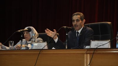 رئيس جامعة القناة يناقش مع المعيدين والمدرسين المساعدين تطلعاتهم البحثية 