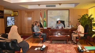 محافظ الفيوم ورئيس مدينة الفيوم يناقشان متابعة أعمال رصف وتجميل شوارع المحافظة 