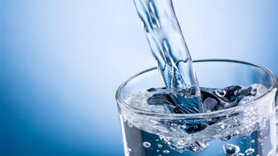 عقب شكاوى المواطنين.. محافظ الوادي الجديد يكلف قطاع الصحة بعرض تقارير دورية لتحليل مياه الشرب