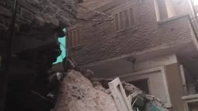 انهيار جزئى بمنزل مكون من 3 طوابق فى مدينة طوخ (صور)