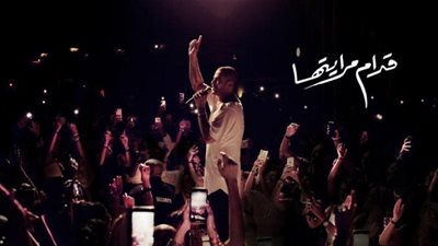 قدام مرايتها.. عمرو دياب يطرح أغنيته الجديدة من ألبوم 