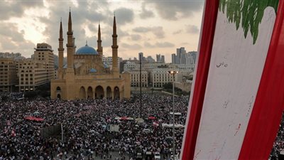 الحكومة اللبنانية تسارع للرد على الاحتجاجات الجماهيرية
