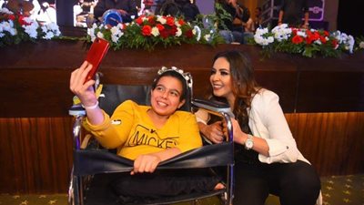 بالفيديو .. ياسمين نيازي تفاجئ طالبة بالنزول للغناء معاها 