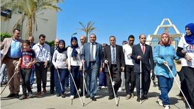 رئيس جامعة بني سويف يقود مسيرة طلابية احتفالا باليوم العالمي للعصا البيضاء