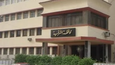 أهالي الشرقية يشيعون جثمان مواطن توفي بعد مشاجرة مع موظفة بتأمينات العاشر