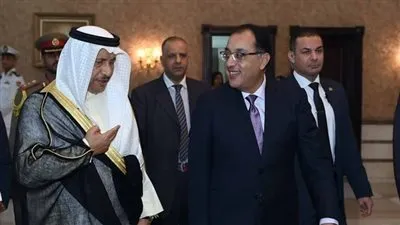 مصطفى مدبولي يودّع رئيس الوزراء الكويتي بمطار القاهرة