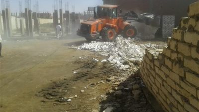 حملة مكبرة لإزالة التعديات على أملاك الدولة بحي الجناين بالسويس (صور)