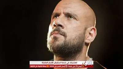 أحمد مكي ينشر آخر صورة له مع والده قبل وفاته