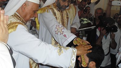 رسامة الأب روماني منير كاهنًا على مذبح أبرشية أسيوط للأقباط الكاثوليك