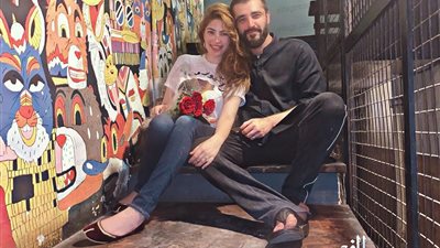 حمزة علي عباسي وزوجته يستمتعان بشهر العسل في إسبانيا