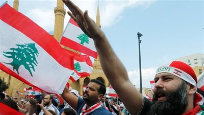 تظاهرات حاشدة بالمناطق اللبنانية تطالب بإسقاط رموز السلطة الحاكمة