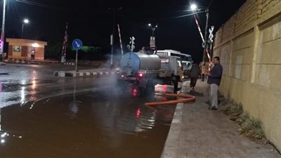 سيارات لشفط المياه من شوارع شبين القناطر (صور)