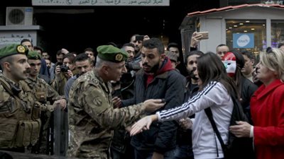 الجيش اللبناني يبدأ عملية واسعة لفتح الطرقات
