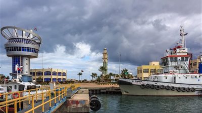 تحت الأمطار.. ميناء دمياط يستقبل 17 سفينة 