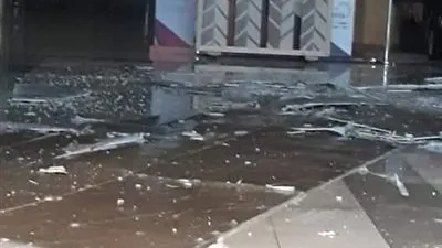 بتكلف 500 مليون جنيهًا.. مياه الأمطار تتسبب في تلف واجهات ومحلات بمول طنطا الجديد (صور)