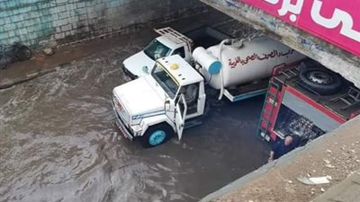 محافظ الغربية يتابع عملية شفط مياه الأمطار.. ويؤكد: لم يتعطل أي طريق