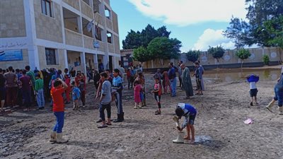 عاجل .. إخلاء مدرسة بعد تصدعها بسبب مياه الأمطار في الغربية (صور)