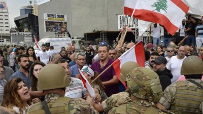 الجيش اللبنانى يتدخل لإعادة فتح الشوارع