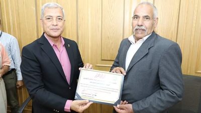 محافظ المنوفية يشهد حفل تكريم عامل بالديوان العام لبلوغه سن المعاش