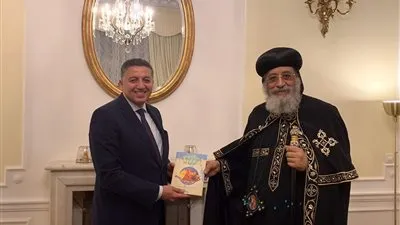 البابا تواضروس يزور السفارة المصرية بالعاصمة النمساوية (صور)