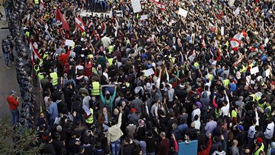 الاحتجاجات اللبنانية تشل البلاد.. واعتصام المتظاهرين أمام المصرف المركزي