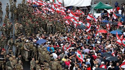 القادة اللبنانيون يدرسون تعديل وزاري جديد خلال مواجهة الاحتجاجات