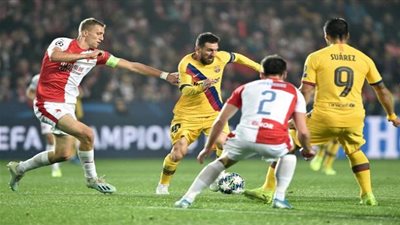 نجم برشلونة يفتح النار على زملائه