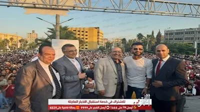 هيثم شاكر يلتقط صورًا تذكارية مع قيادات جامعة الفيوم