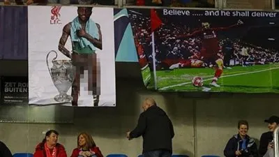 لافتة عنصرية 