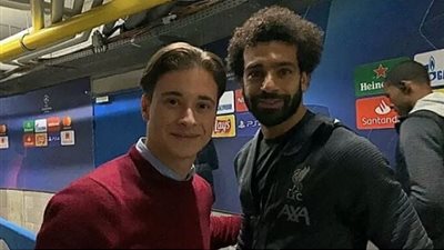 معلق رياضي بلجيكي يبكي بعد التقاط صورة مع محمد صلاح